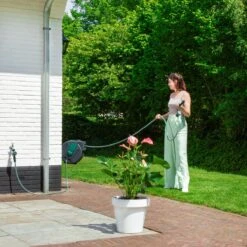VONROC Automatische Slanghaspel – Incl. 25m Tuinslang, Aansluitslang, Spuitstuk, Koppelingen & Kraanaansluiting -Tuinhuis Shop 1200x1200 306