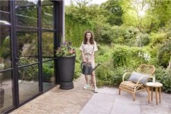 Elho Green Basics Regenton Plus 105 - Regenton Voor Kweken En Oogsten - Ø 58.4 X H 80.4 Cm - Zwart/Living Black -Tuinhuis Shop 1200x801 1